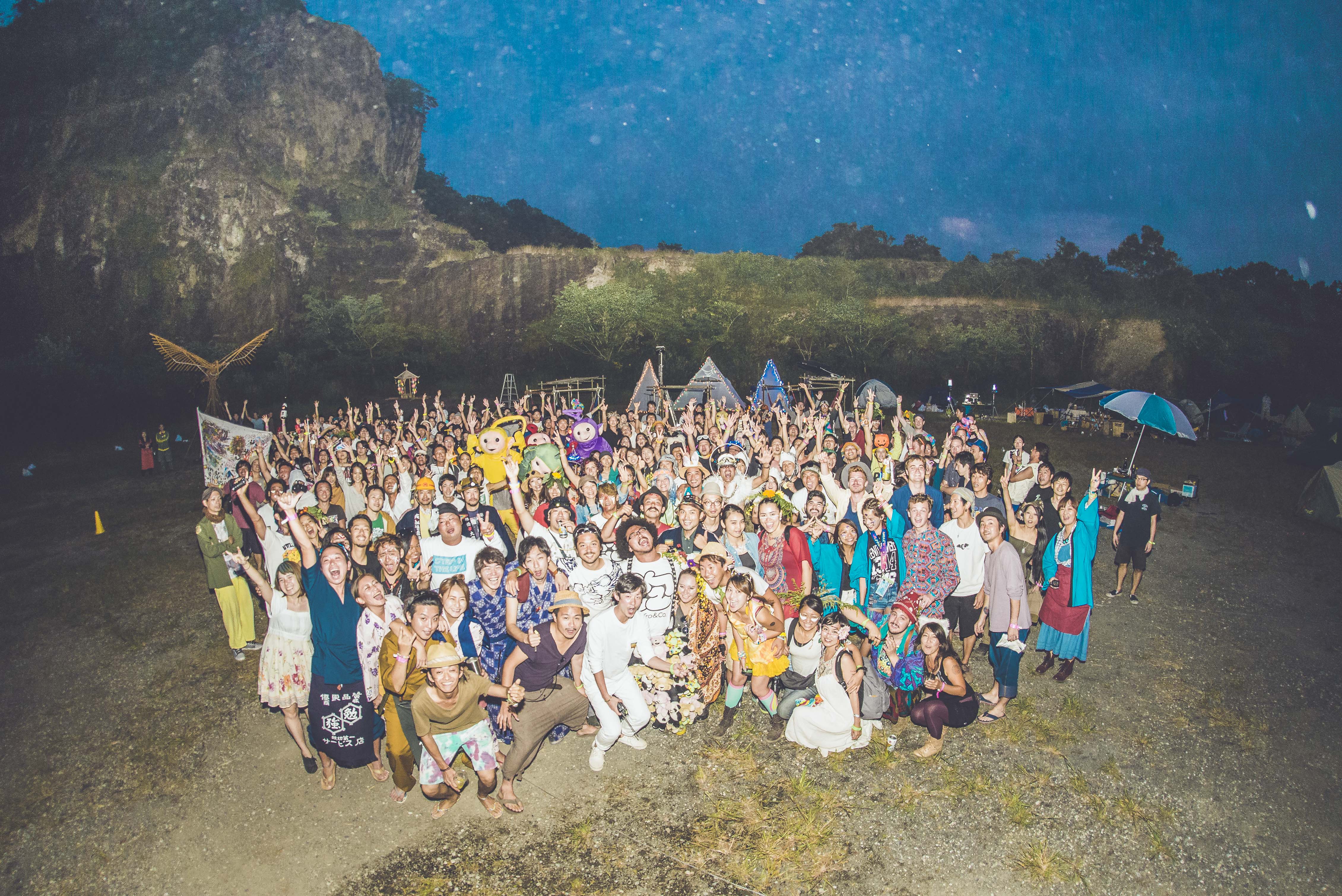 Participants gather for a group photo on burn night. Photo by Kiruke.