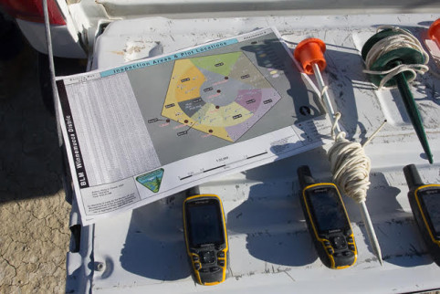 Inspection tools: map, GPS readers, stakes and flags. Photo by @Shalaco.